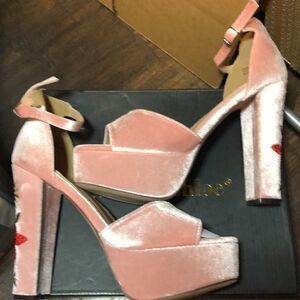 NWT Vintage Chase +Chloe Pink Velvet Cairo strap Heels . Gorgeous!5” block heel